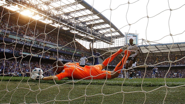 DOSÁHNU TAM? Branká Tottenhamu Heurelho Gomes se natahuje po stele Franka Lamparda z Chelsea.