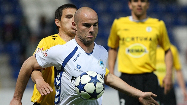 Liberecký Jan Nezmar kryje mí v utkání proti Bohemians 1905.