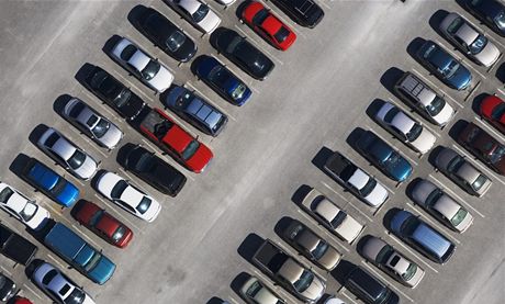 ady zaparkovaných aut. Ilustraní foto