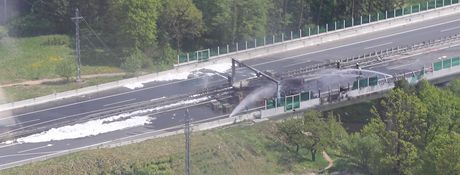 Letecký snímek z místa nehody kamionu s tlakovými lahvemi u Valíku.