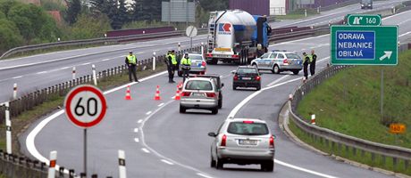 Policejní zátaras na výjezdu z Chebu do vnitrozemí 