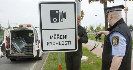 Nová znaka upozoruje idie na Borských polích v Plzni, e zdejí kiovatka u nákupního centra je vybavena radarem