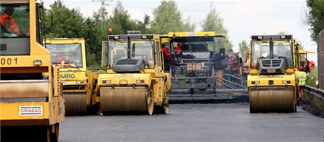 V Jaroov budou silniái pokládat finální vrstvu asfaltu, o víkendu tudy auta neprojedou. Ilustraní snímek