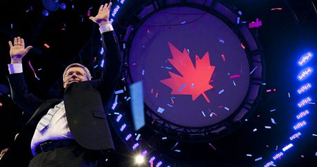 Kanadský premiér a éf konzervativc Stephen Harper se raduje z vítzství ve volbách (2. kvtna 2011)