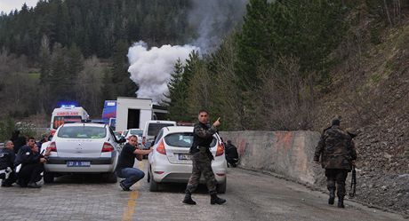 Ozbrojenci napadli v Turecku mítink vládní strany chvilku po odletu premiéra (4. kvtna 2011)