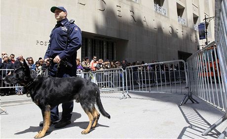 Newyorský policista hlídkuje u Ground Zero (5. kvtna 2011)