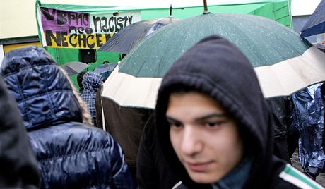 Protest brnnskch Rom ped Muzeem romsk kultury na 1. mje 2011.