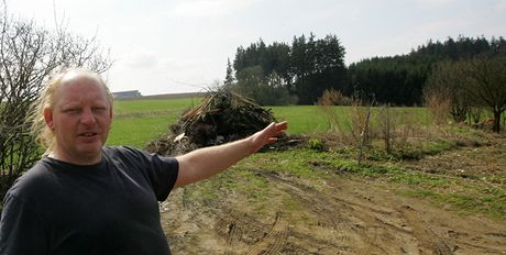 Obyvatel Helenína Frantiek Svoboda ukazuje louku na okraji Jihlavy, kde se budou stav nové domy. (17. duben 2010)