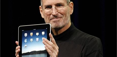 Steve Jobs bhem pedstavování nového tabletu iPad (leden 2010)