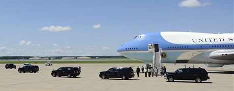 Letecký speciál Air Force One prezidenta Baracka Obamy na vojenské základn ve Fort Campbell, Kentucky, kam pijel osobn vyznamenat leny speciálního komanda SEALs. Pátek 6.5.2011