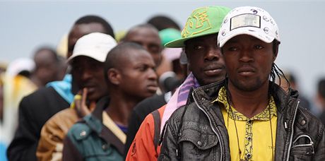 Afrití imigranti po píjezdu z italského ostrova Lampedusa do pístavu Taranto. Ilustraní foto.