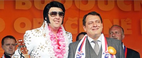 Dvojník Elvise Presleyho a Jií Paroubek bhem pedvolebního mítinku SSD v Ostrav. (22. dubna 2010)
