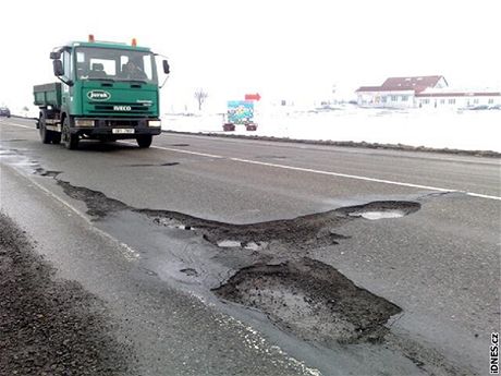 Mráz roztrhal silnice na Kolínsku