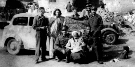 Brittí vojáci, kteí uprchli ze zajetí, pózují s vlajkou Velké Británie v kasárnách na námstí Republiky. Fotografie vznikla v dob Praského povstání.
