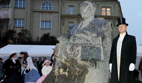 Odhalen sochy Frantika Ulricha v Hradci Krlov