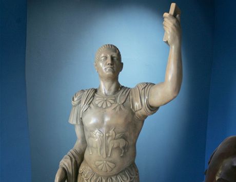 Ve ternberku pipravuj Expozici asu. Na snmku je socha Caesara.