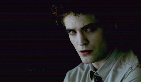 Robert Pattinson v roli Edwarda Cullena ve filmu Twilight sága: Zatmní