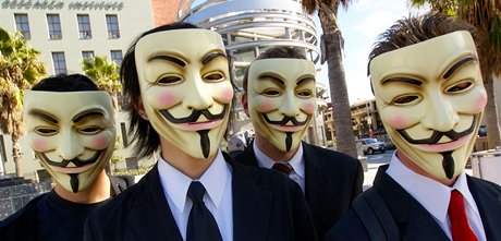 Maska z filmu V jako Vedeta o revolucionái Fawkesovi slouí jako symbol skupiny Anonymous.