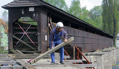Tesa Vladimír Kuera rozebírá starou a zchátralou konstrukci pedmostí kryté lávky v eském Krumlov. Po loské oprav stechy je to druhá etapa opravy mostu.
