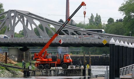 Ve Vltav u eskobudjovického Dlouhého mostu pokrauje stavba plavebního koridoru v rámci projektu splavnní Vltavy.