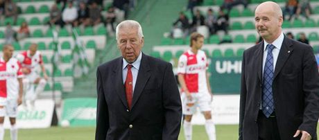 Mostecký fotbalový klub el ke dnu za vedení Petra Kabíka (na fotce pi píleitosti oslav 100 let klubu vpravo).