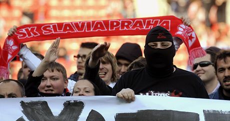 Nespokojení fanouci Slavie protestují proti vedení klubu.