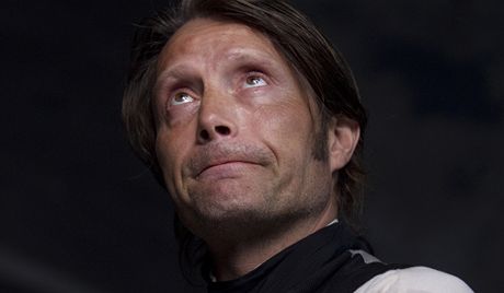 Z naten filmu Krlovsk zleitost - Mads Mikkelsen