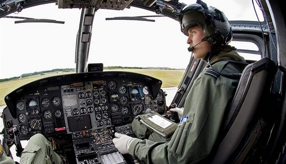 Britský princ William v leteckém výcvikovém stedisku Shawbury (19. ervna 2009)