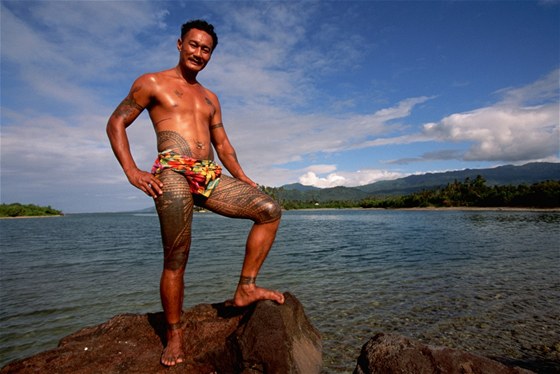 Obyvatel polynéského ostrovního státu Samoa se chlubí svým domorodým tetováním.