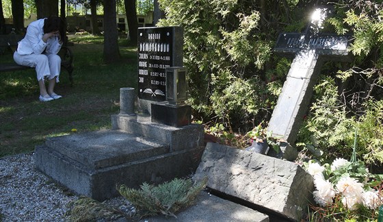 Jeden z povalených hrob po ádní vandal na hbitov v Liberci - Vesci.