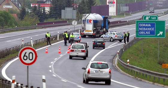 Policejní zátaras na výjezdu z Chebu do vnitrozemí 