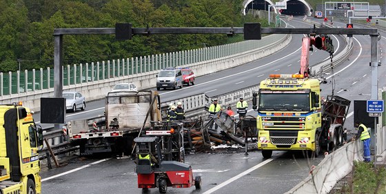 Odstraování následk nehody kamionu  s acetylenovými lahvemi na dálnici D5 u Plzn