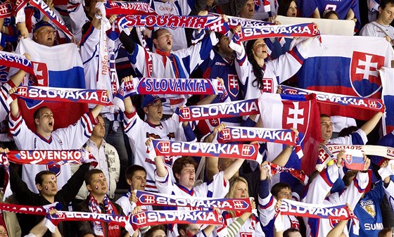 SLOVENSKO. Sloventí fanouci na domácím mistrovství píkladn fandí svému týmu.