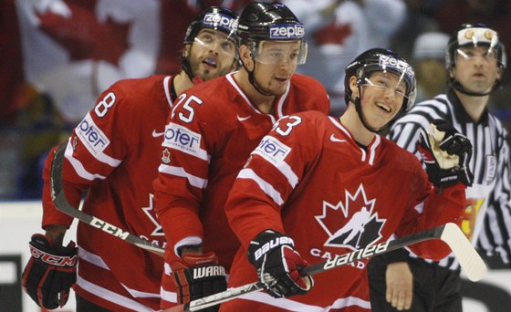 JAVOROVÉ LISTY. Kanadtí hokejisté jsou spokojení. Jeff Skinner (vpravo), Chris Stewart a Brent Burns oslavují gól proti védsku.