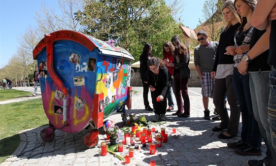 K tablu 4. D jihlavského gymnázia nosí studenti svíky za spoluáka, který spáchal sebevradu.