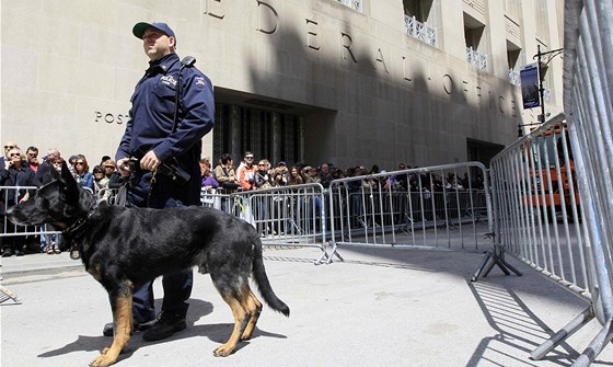 Newyorský policista hlídkuje u Ground Zero (5. kvtna 2011)