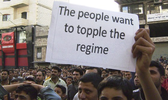 "Lidé chtjí svrení reimu," stojí na lístku protivládních demonstrant v Sýrii  