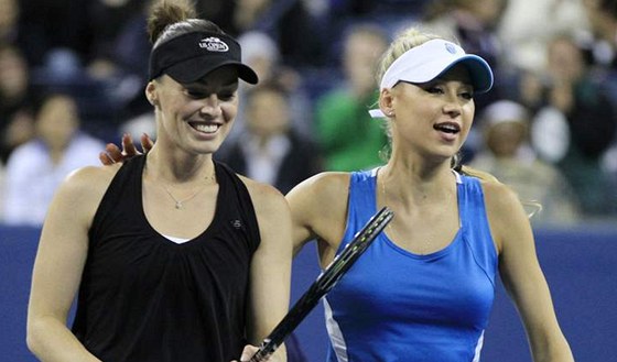 Martina Hingisová (vlevo) pi exhibici na US Open 2010 po boku Anny Kurnikovové