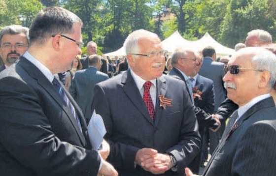 Prezident Václav Klaus s ruským velvyslancem v esku Sergejem Kiselevem (vpravo).