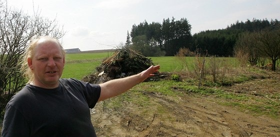 Obyvatel Helenína Frantiek Svoboda ukazuje na snímku z dubna 2010 pole na okraji Jihlavy, kudy povede cyklostezka s chodníkem