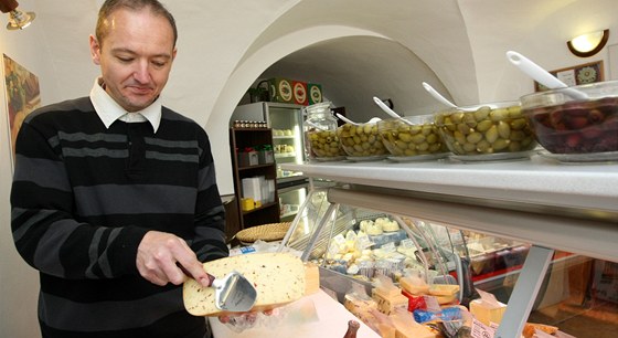 O sýry se Pavel Stank zaal zajímat ped dvaceti lety. A patnáct let u má v jihlavské ulici Matky Boí i prodejnu.