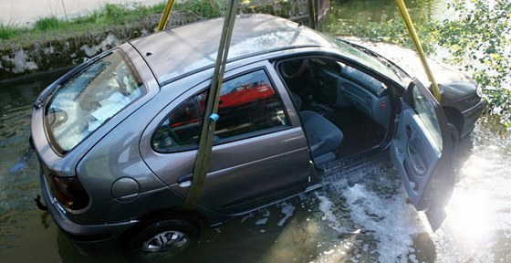 Hasii i potápi lovili auto utopené v náhonu v Litovli.