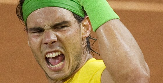 JSEM VE FINÁLE! Rafael Nadal oslavuje postup pes Rogera Federera do finále turnaje v Madridu.