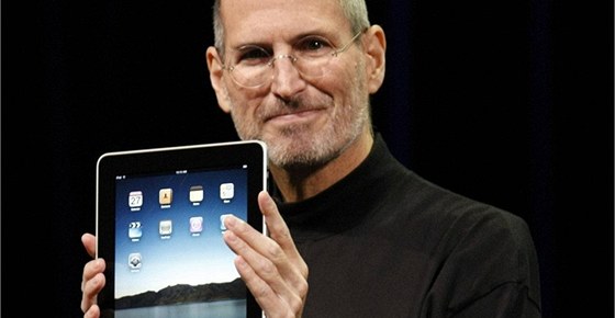 Tehdejí éf Applu Steve Jobs bhem pedstavování tabletu iPad