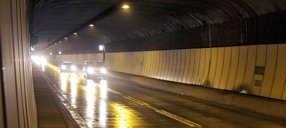 Lochkovský tunel byl v noci na pátek kvli krádei kabel nkolik hodin uzavený (ilustraní foto)