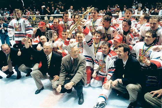 eský hokejový titul na MS 1996 ve Vídni slavil Ludk Buka (v popedí vlevo)...