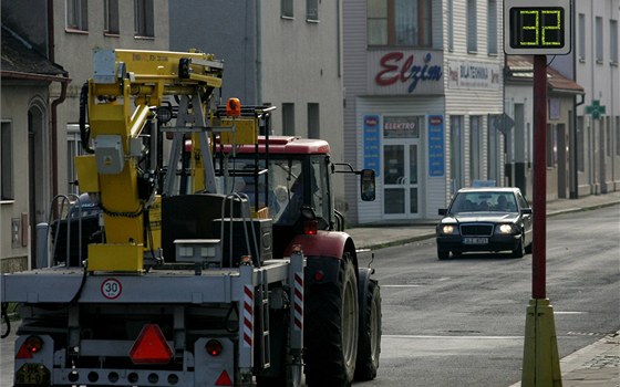 Po tech letech jednání se na runé silnici v Malé Skále objevily pevné radary, paradoxn ale povedou ke zvýení rychlosti. Místní jsou oste proti. (Ilustraní snímek)