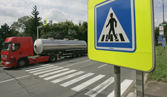 Dívku kamion srazil na pechodu pro chodce. Dlouhá Brtnice chce dopravu na hlavním tahu zpomalit, eení odborníci vidí v poízení inteligentního zpomalovacího semaforu.