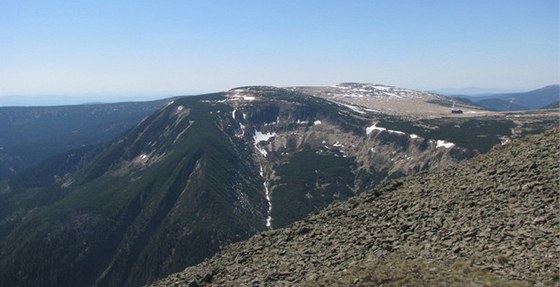Pohled ze Snky na Studniní horu ped 14. hodinou. (9. kvtna 2011)