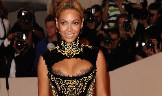Beyoncé - Hold Alexandru McQueenovi v Metropolitním muzeu